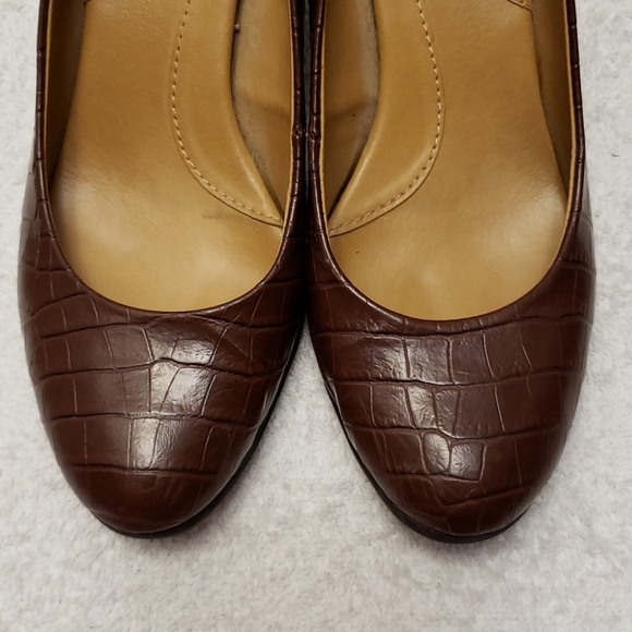 Merona faux crocodile dark brown pumps, 5.5 - Picture 7 of 10